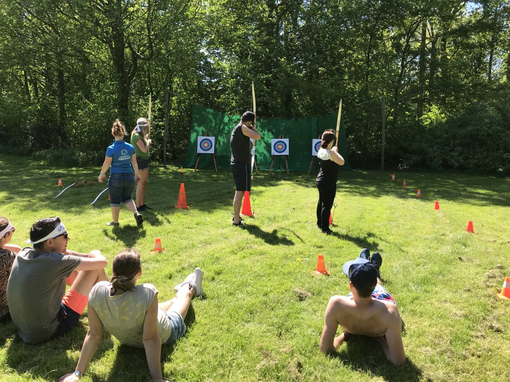 boogschieten op een target bij Klimpark Streekbos