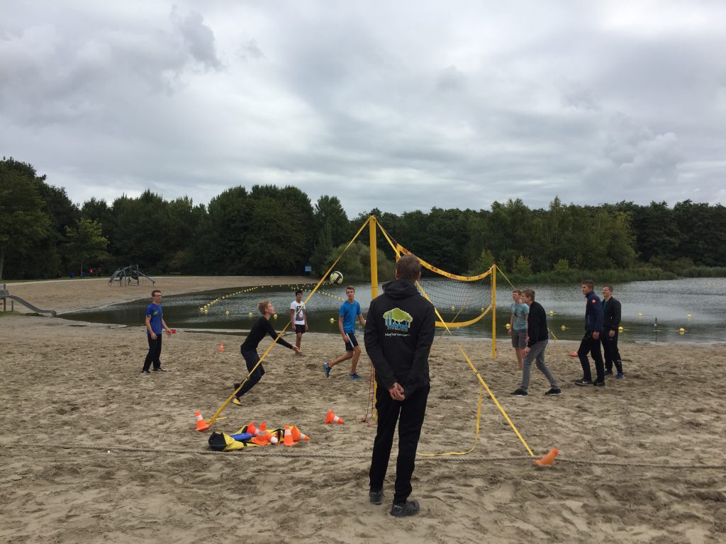 Beachvollebal tijdens het water arrangement bij Klimpark Streekbos
