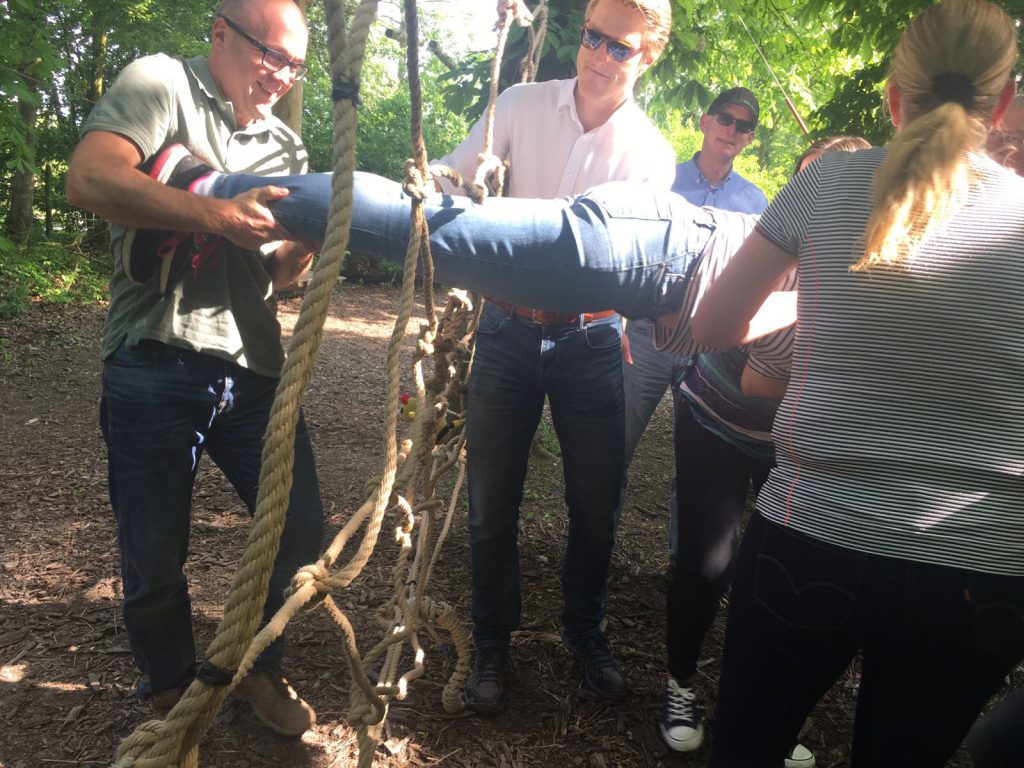 Spinnenweb opdracht bij teambuilding arrangement van Klimpark Streekbos