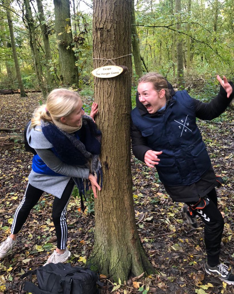 Meiden beelden letters uit tijdens uitdagend spel The Hunger Games